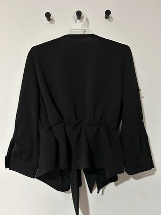 Blusa-sobrecamisa perlas negra nueva
