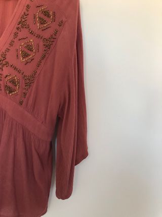Blusa Slowlove color teja con abalorios 