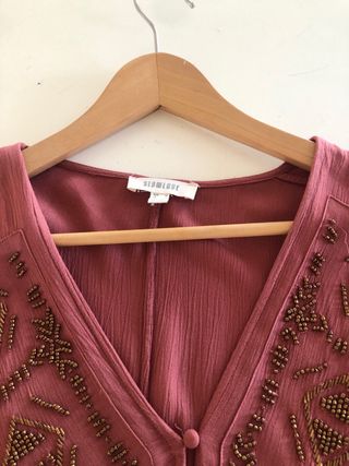 Blusa Slowlove color teja con abalorios 