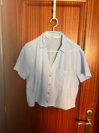 Blusa azul con botones
