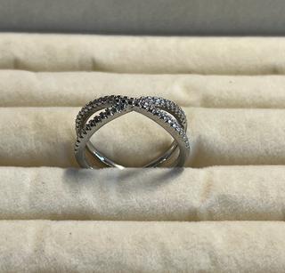 Anillo plateado cruzado con circonitas