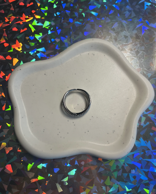 Anillo plateado cruzado con circonitas