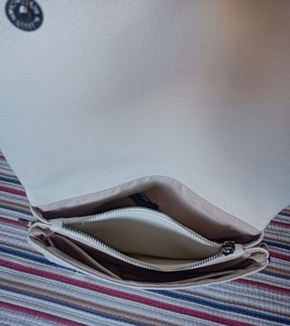 Bolso mediano blanco de hombro, bandolera y mano