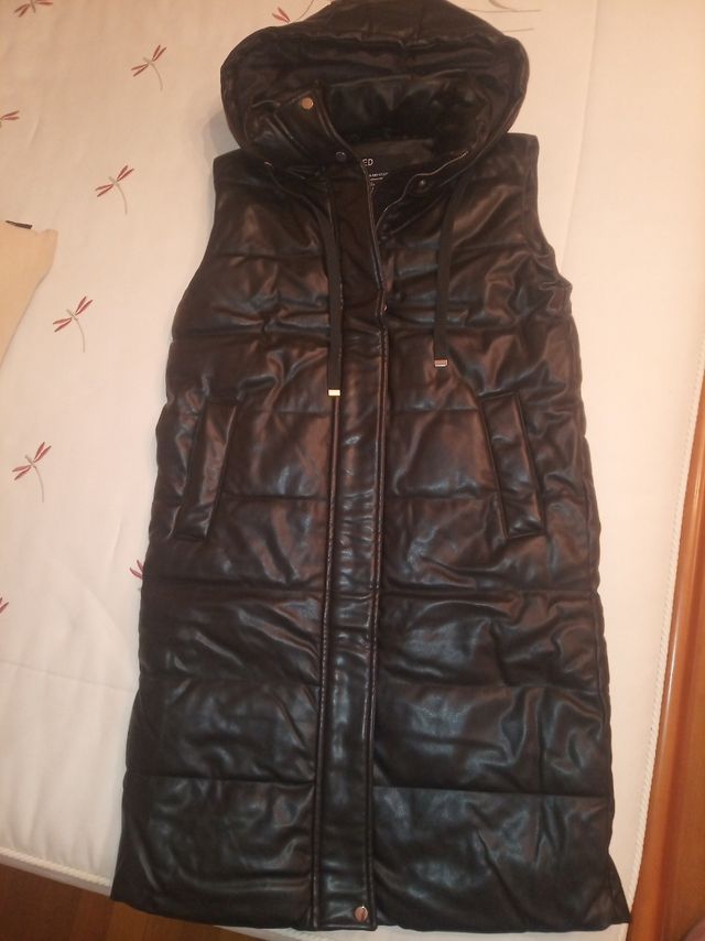 Chaleco largo efecto piel negro. Nuevo