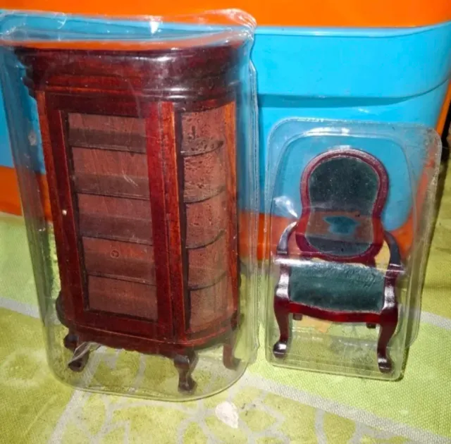 Muebles Casa Muñecas: Armario y Sillón y butaca.