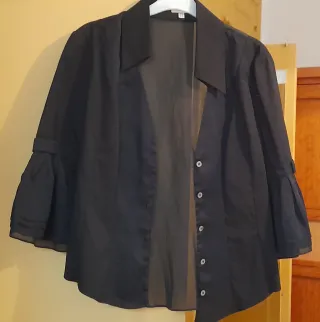 Blusa negra manga volante