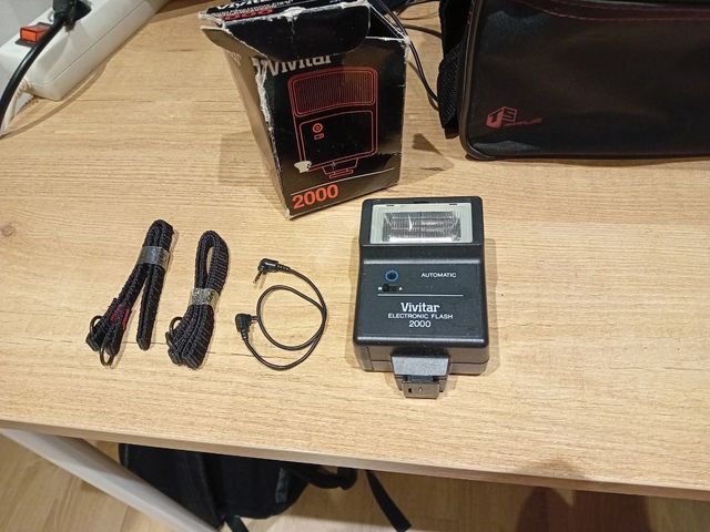 Cámara Zenit antigua con accesorios