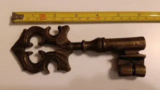 Llave antigua de bronce decorativa