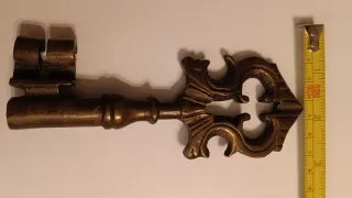 Llave antigua de bronce decorativa