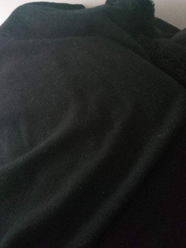 Capa de paño elegante con detalles de pelo.