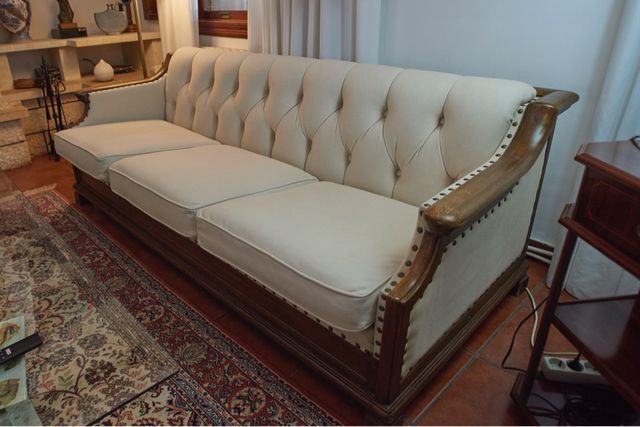 Sofá clásico tapizado beige y madera