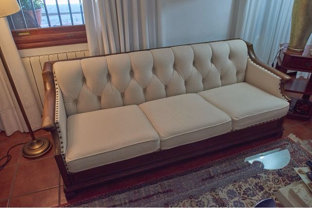 Sofá clásico tapizado beige y madera