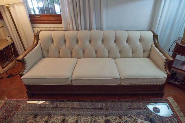 Sofá clásico tapizado beige y madera