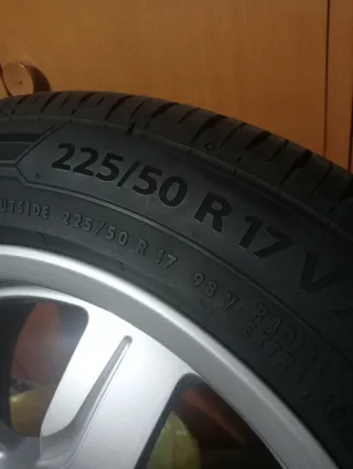 JUEGO 4 LLANTAS AUDI CON GARGANTA Y NEUMÁTICOS 
