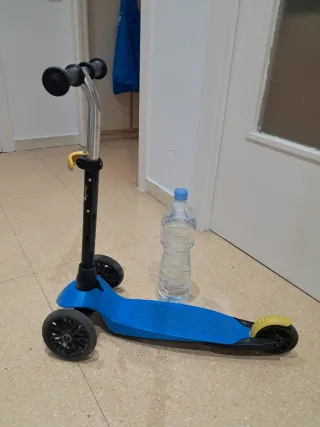 Patinete infantil 3 ruedas azul.
