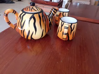 Tetera y 3 tazas diseño tigre