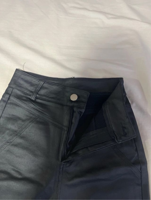 Pantalones efecto piel vaqueros negros