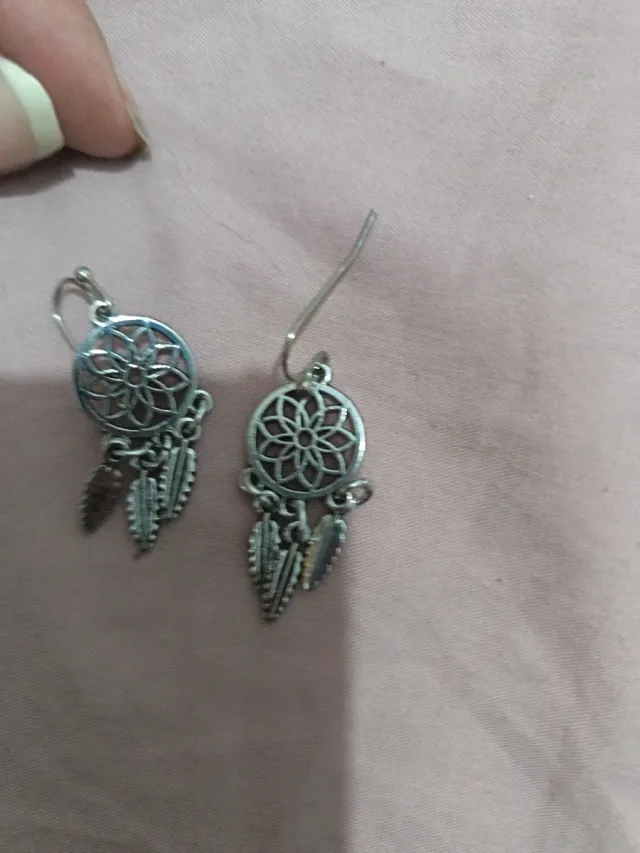 Pendientes atrapasueños con plumas