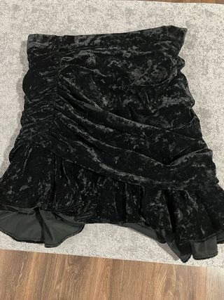Falda negra de terciopelo arrugado