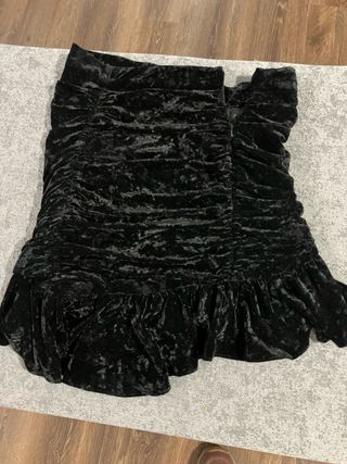 Falda negra de terciopelo arrugado