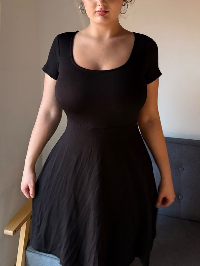 Vestido negro básico ajustado con vuelo