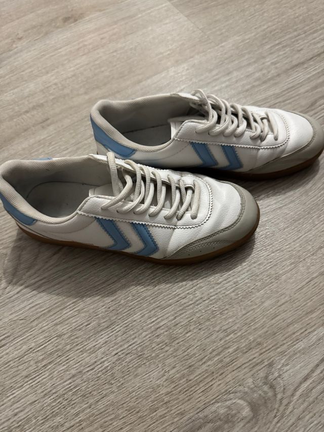 Zapatillas Hummel blancas y azules