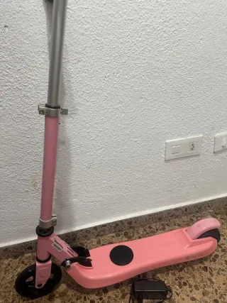 Patinete eléctrico rosa infantil