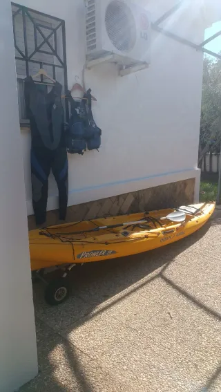 Kayak amarillo con 2 remos y carrito. Sonda etc. 