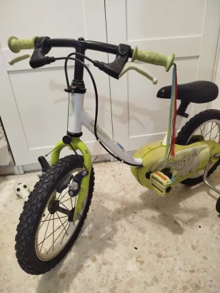 Bicicleta infantil verde y blanca