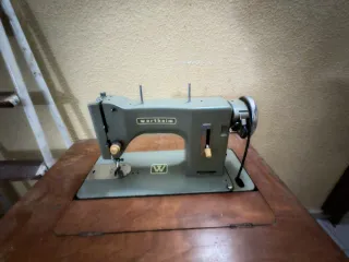 Máquina de coser antigua Wertheim con mueble