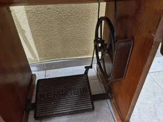 Máquina de coser antigua Wertheim con mueble