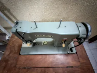 Máquina de coser antigua Wertheim con mueble