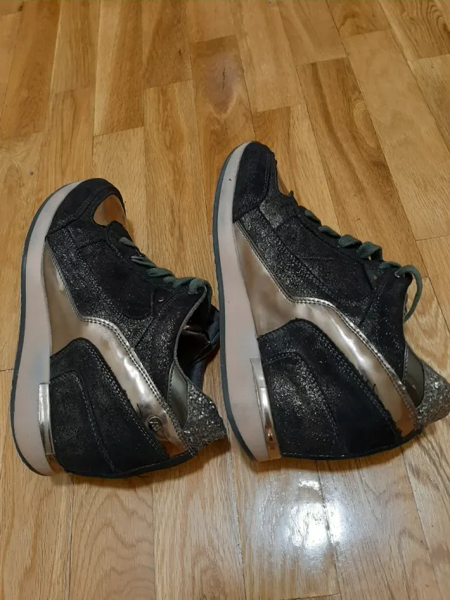 Zapatillas deportivas negras y doradas marca