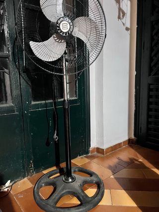 Ventilador de pie negro