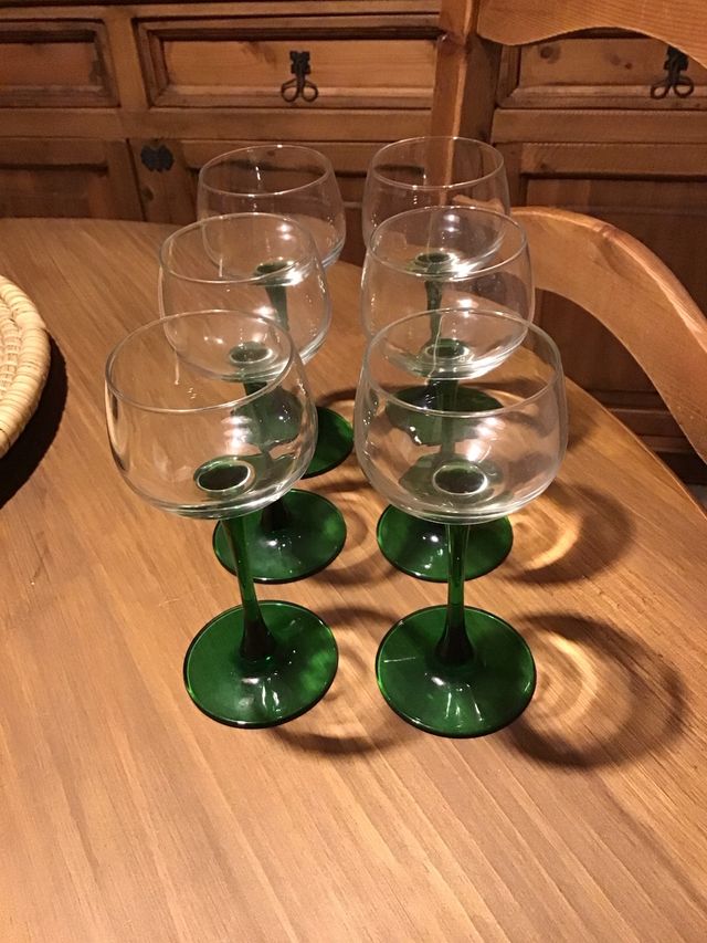 Copas de vino con pie verde