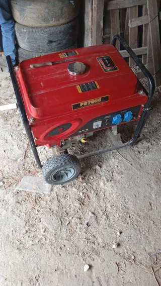 Generador de gasolina rojo
