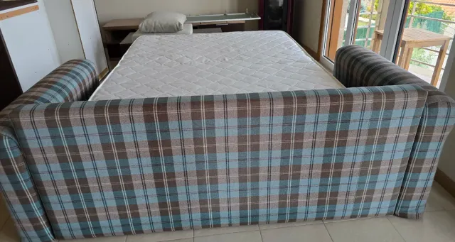 Sofá Cama Tela Azul y Marrón.