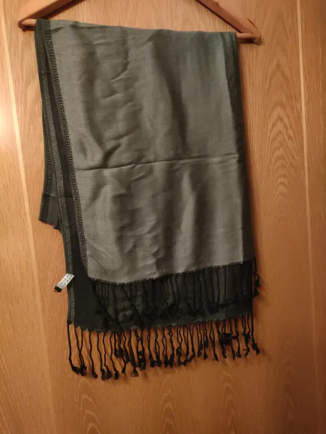 Chal elegante con flecos