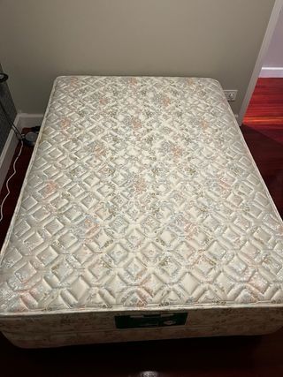 Estructura de cama + colchón marca El Corte Inglés