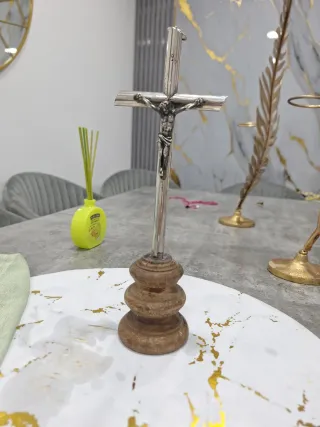 Cruz de plata con base de madera