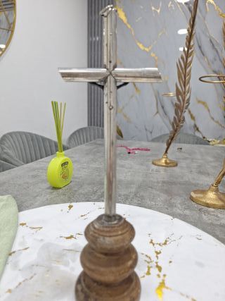Cruz de plata con base de madera