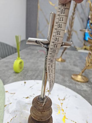 Cruz de plata con base de madera