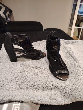 Botines negros con lentejuelas y tacón