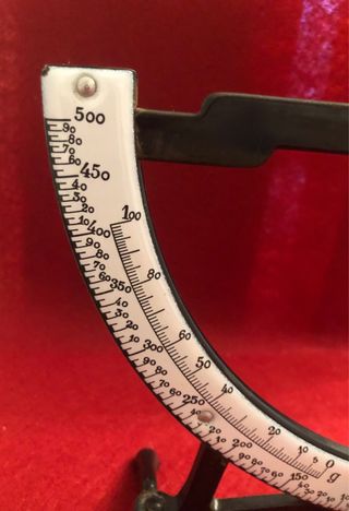 Vecchia Pesacartas con due bilance