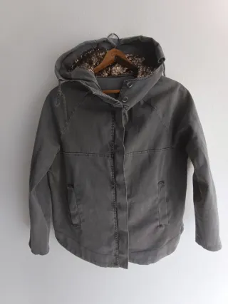 Chaqueta con capucha y lentejuelas