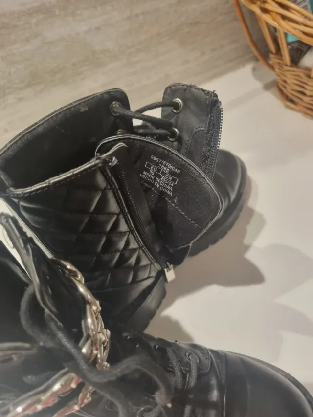 Botas altas negras con bolsillos