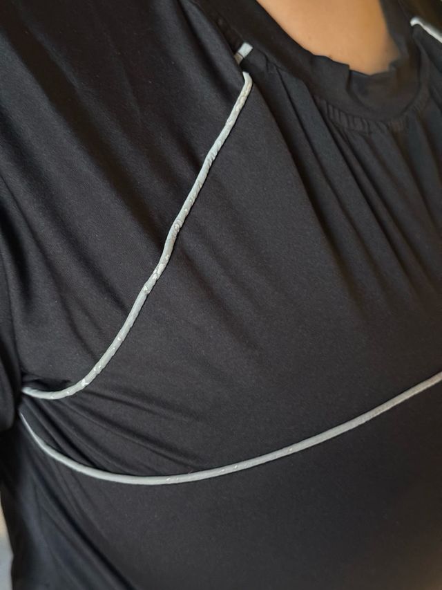 Top deportivo negro con líneas reflectantes