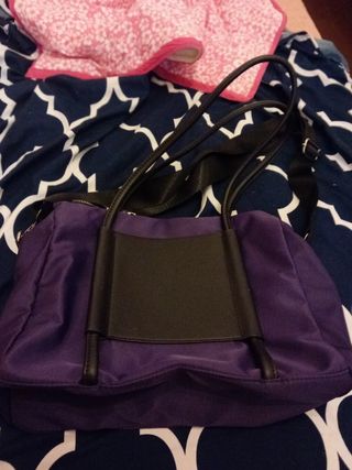 Bolso morado y negro