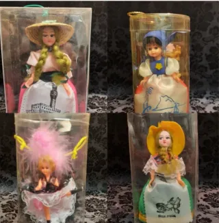 Lotto 16 bambole souvenir