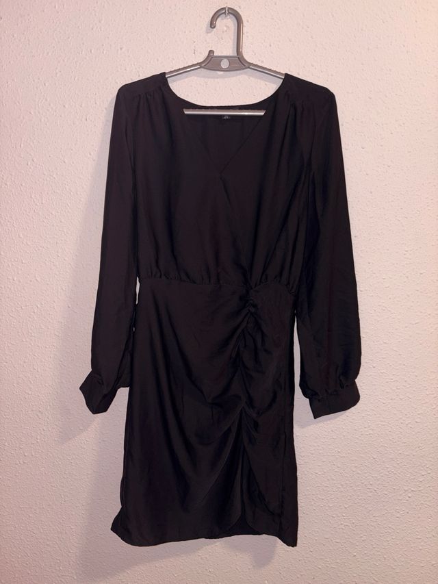 Vestido negro drapeado manga larga